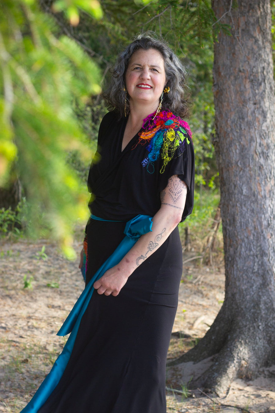 ROBE MAXI NOIRE AVEC DEUX BRODERIES COLORÉES