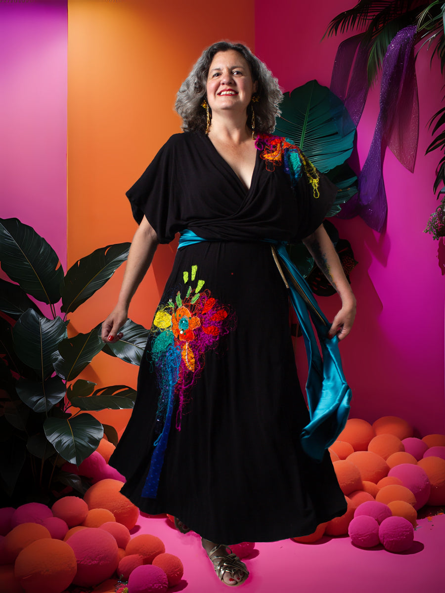 ROBE MAXI NOIRE AVEC DEUX BRODERIES COLORÉES