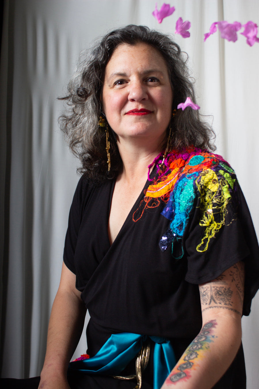 ROBE MAXI NOIRE AVEC DEUX BRODERIES COLORÉES