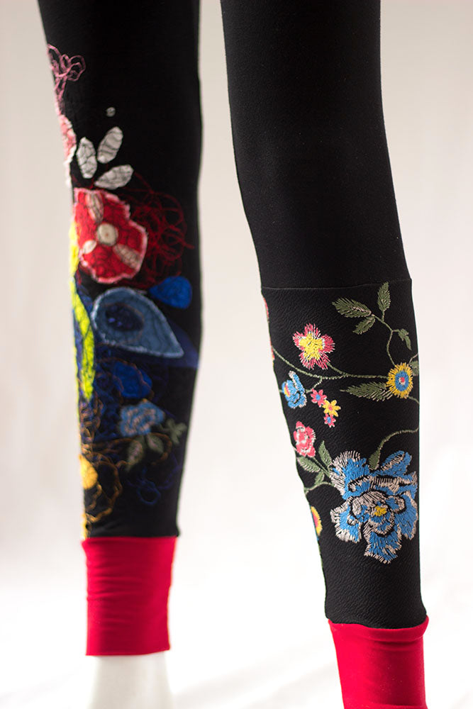 LEGGING NOIR FLEURS BRODÉES ROUGE-BLEU-JAUNE-VERT-2