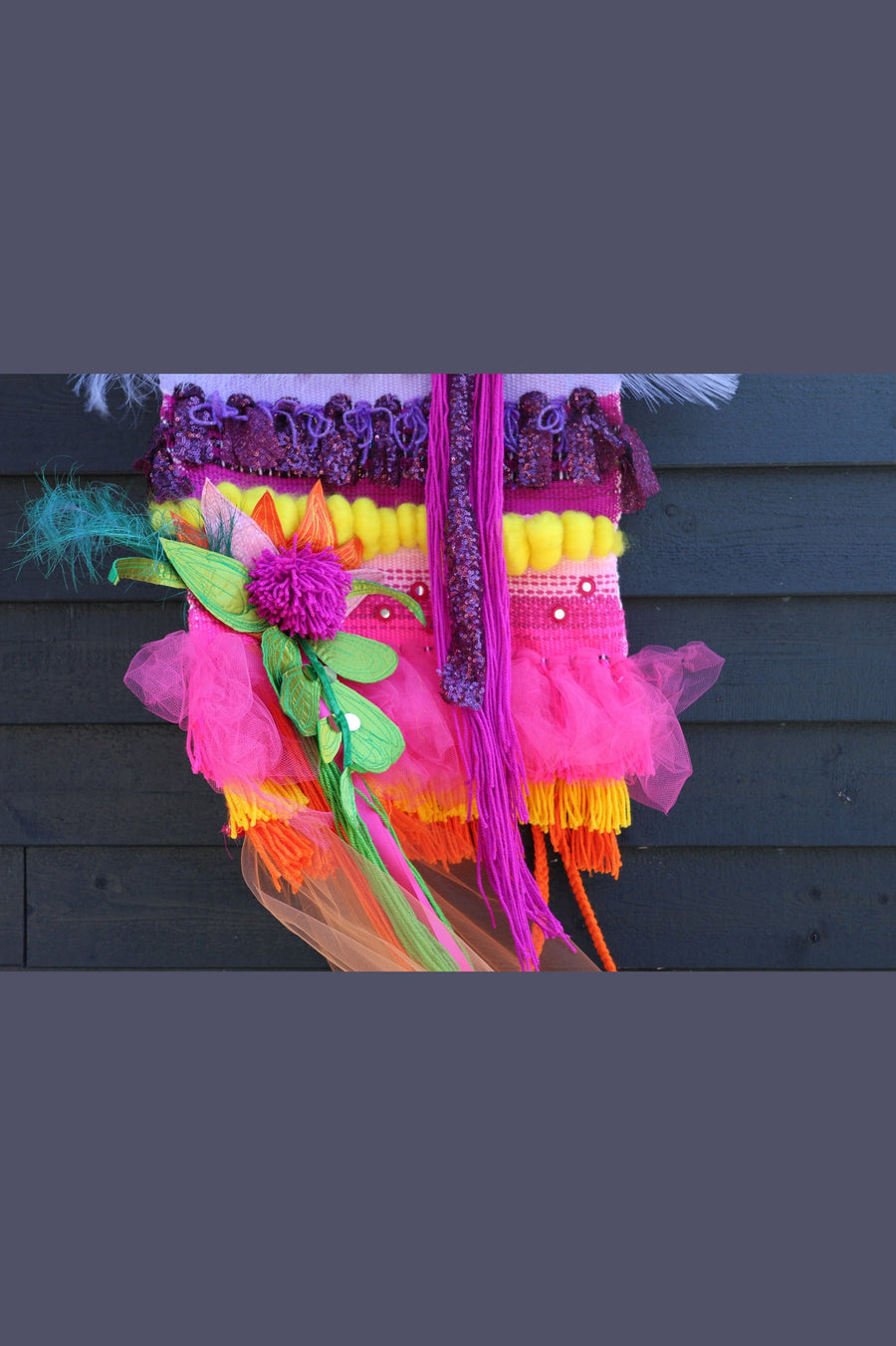 OEUVRE TISSÉE JAUNE ET PLUME