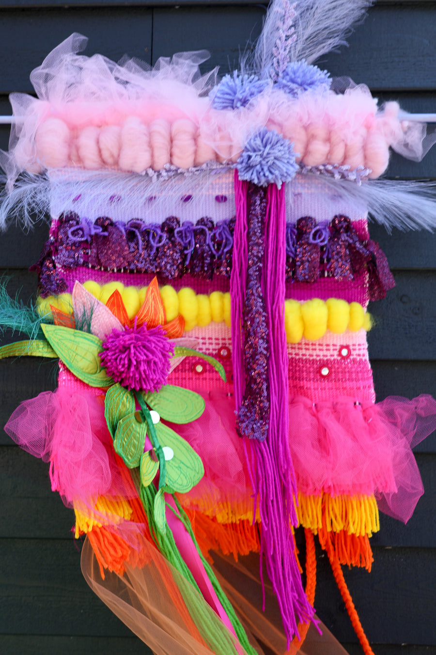 OEUVRE TISSÉE JAUNE ET PLUME