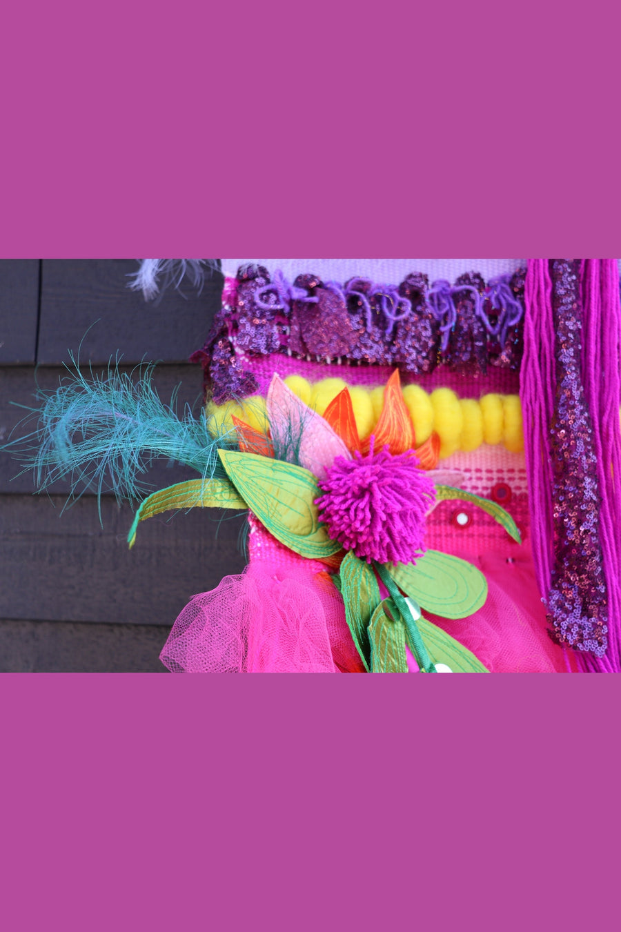 OEUVRE TISSÉE JAUNE ET PLUME