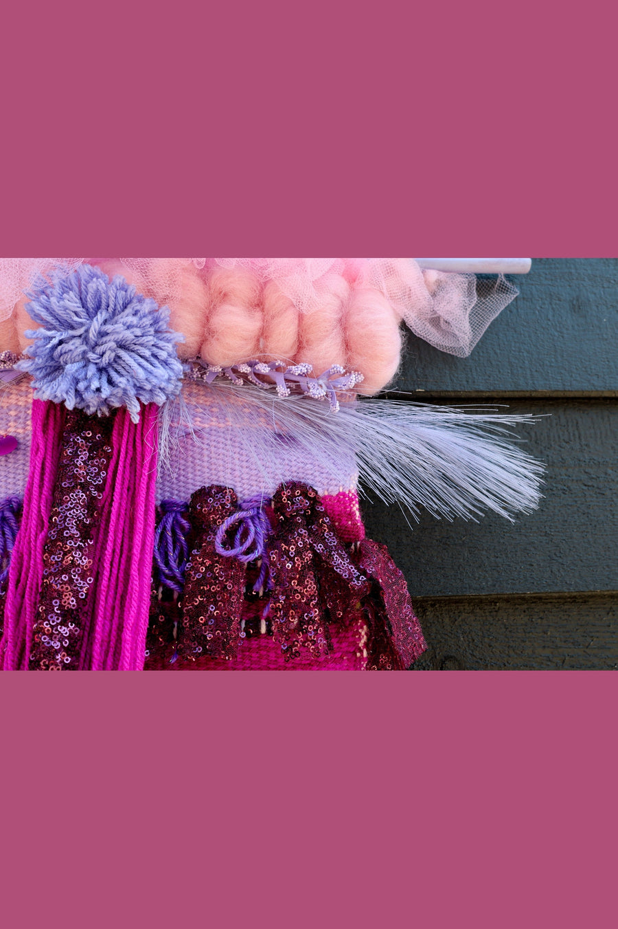 OEUVRE TISSÉE JAUNE ET PLUME