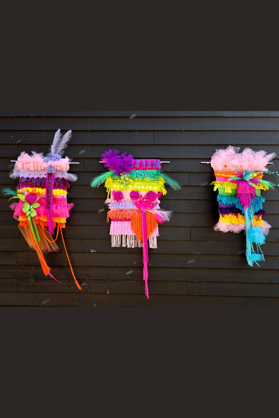 OEUVRE TISSÉE JAUNE ET PLUME