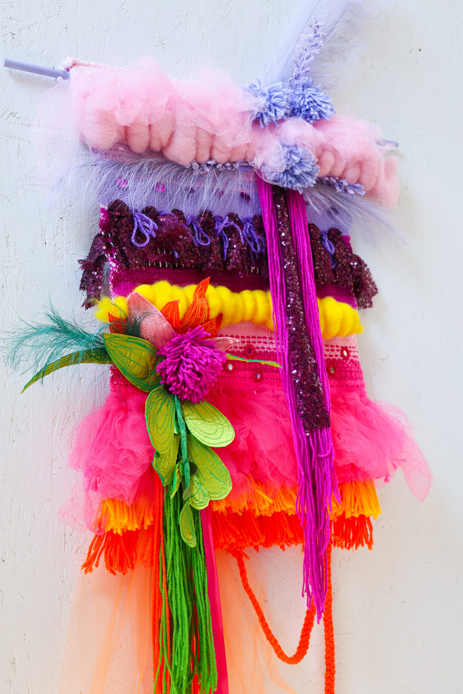 OEUVRE TISSÉE JAUNE ET PLUME