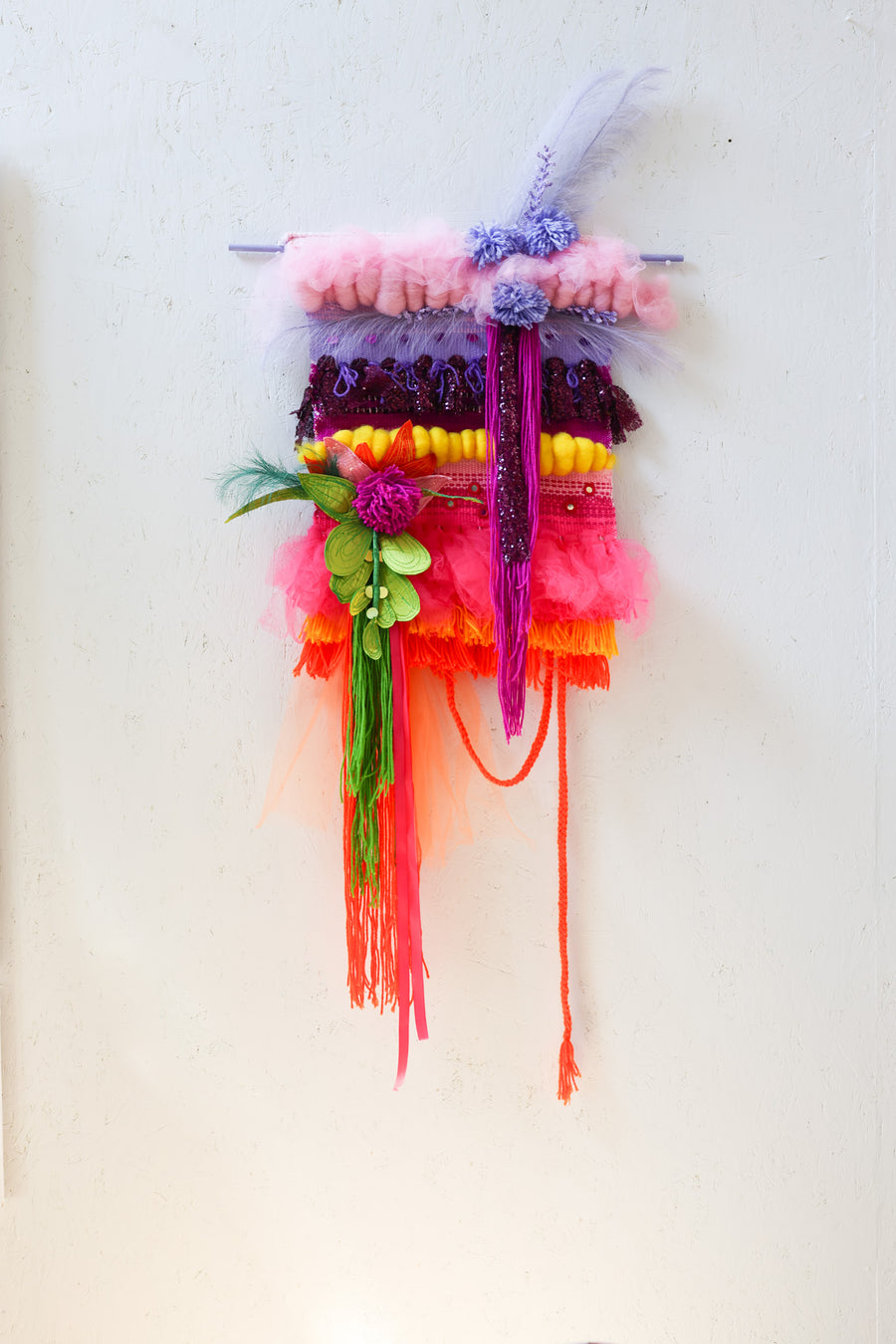 OEUVRE TISSÉE JAUNE ET PLUME