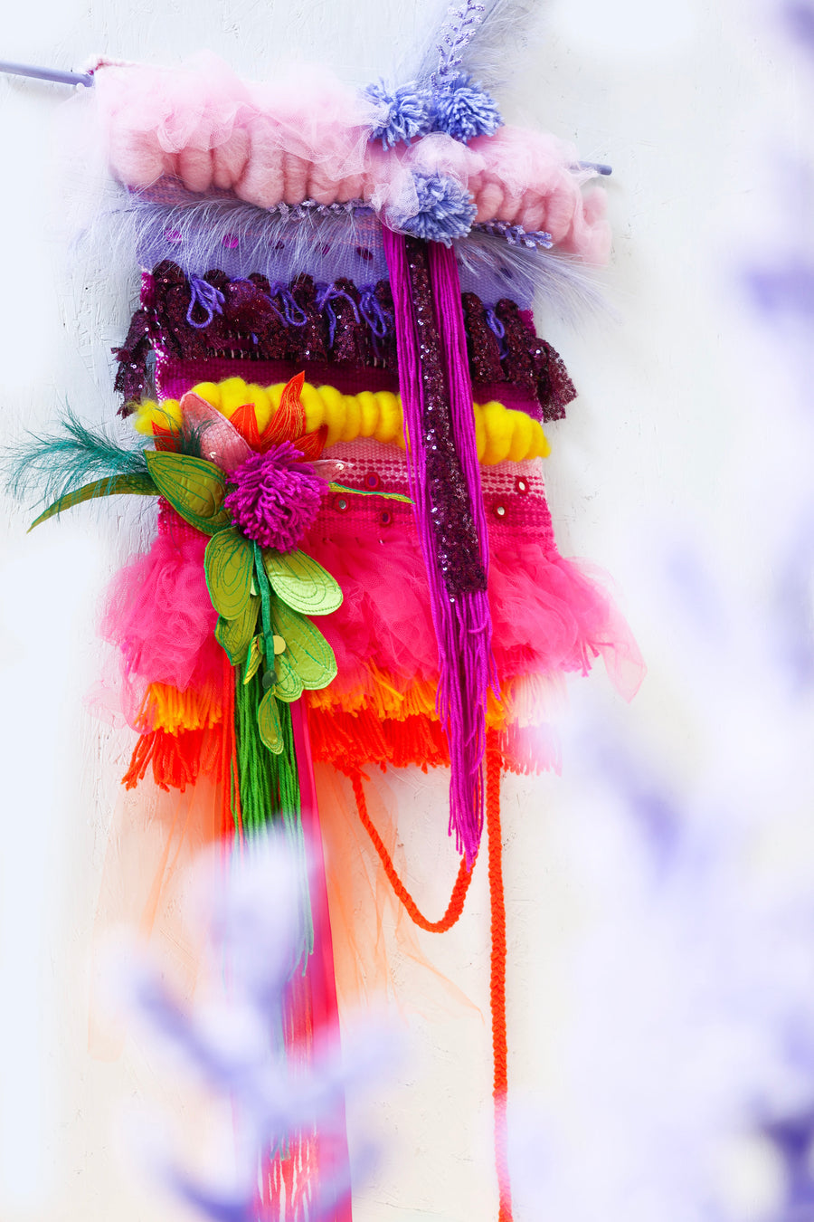 OEUVRE TISSÉE JAUNE ET PLUME