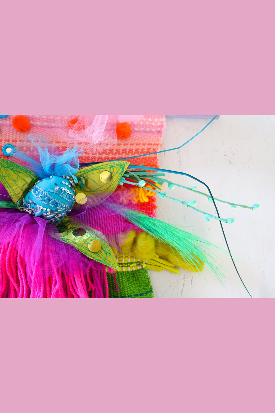 OEUVRE TISSÉE ROSE ET BLEU