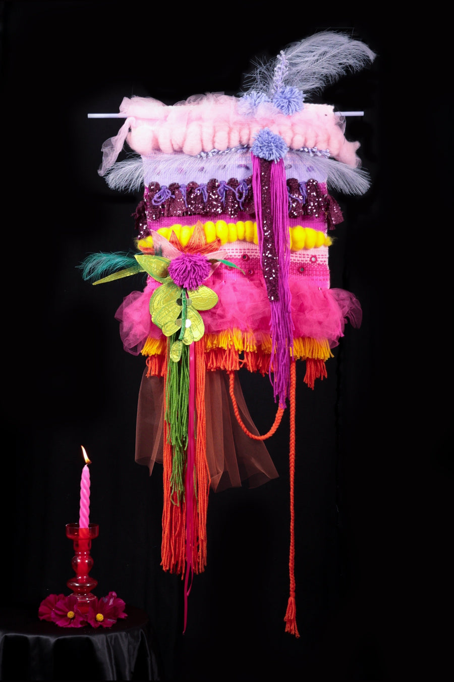 OEUVRE TISSÉE JAUNE ET PLUME