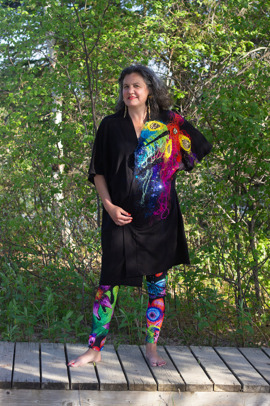 KIMONO EN BAMBOU NOIR AVEC GRANDE BRODERIE COLORÉE