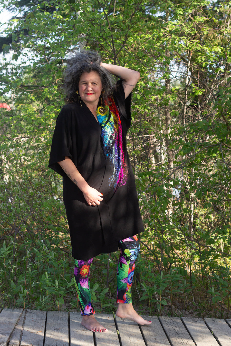 KIMONO EN BAMBOU NOIR AVEC GRANDE BRODERIE COLORÉE