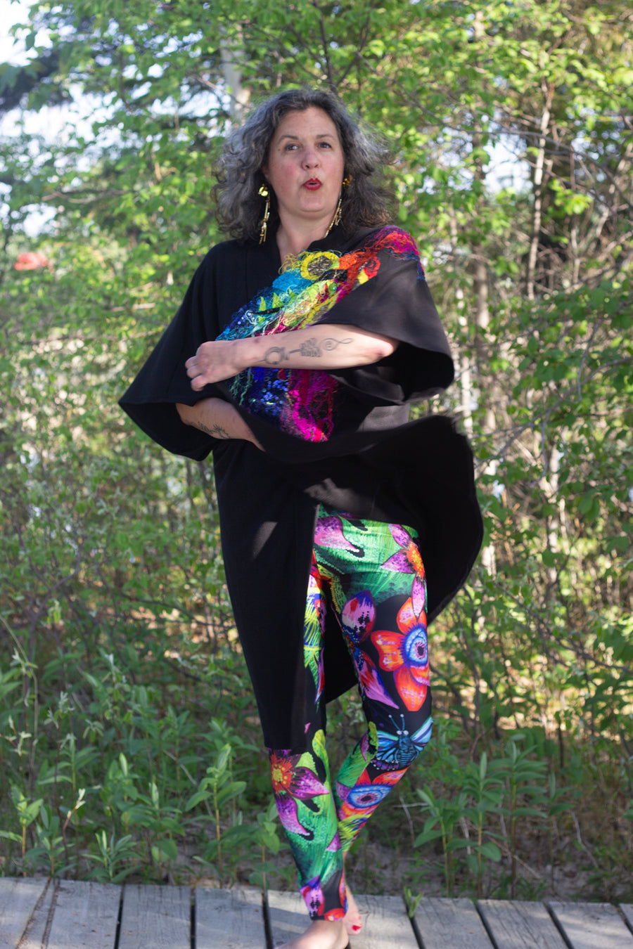 KIMONO EN BAMBOU NOIR AVEC GRANDE BRODERIE COLORÉE