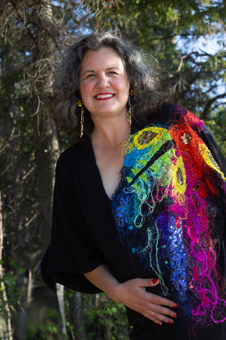 KIMONO EN BAMBOU NOIR AVEC GRANDE BRODERIE COLORÉE