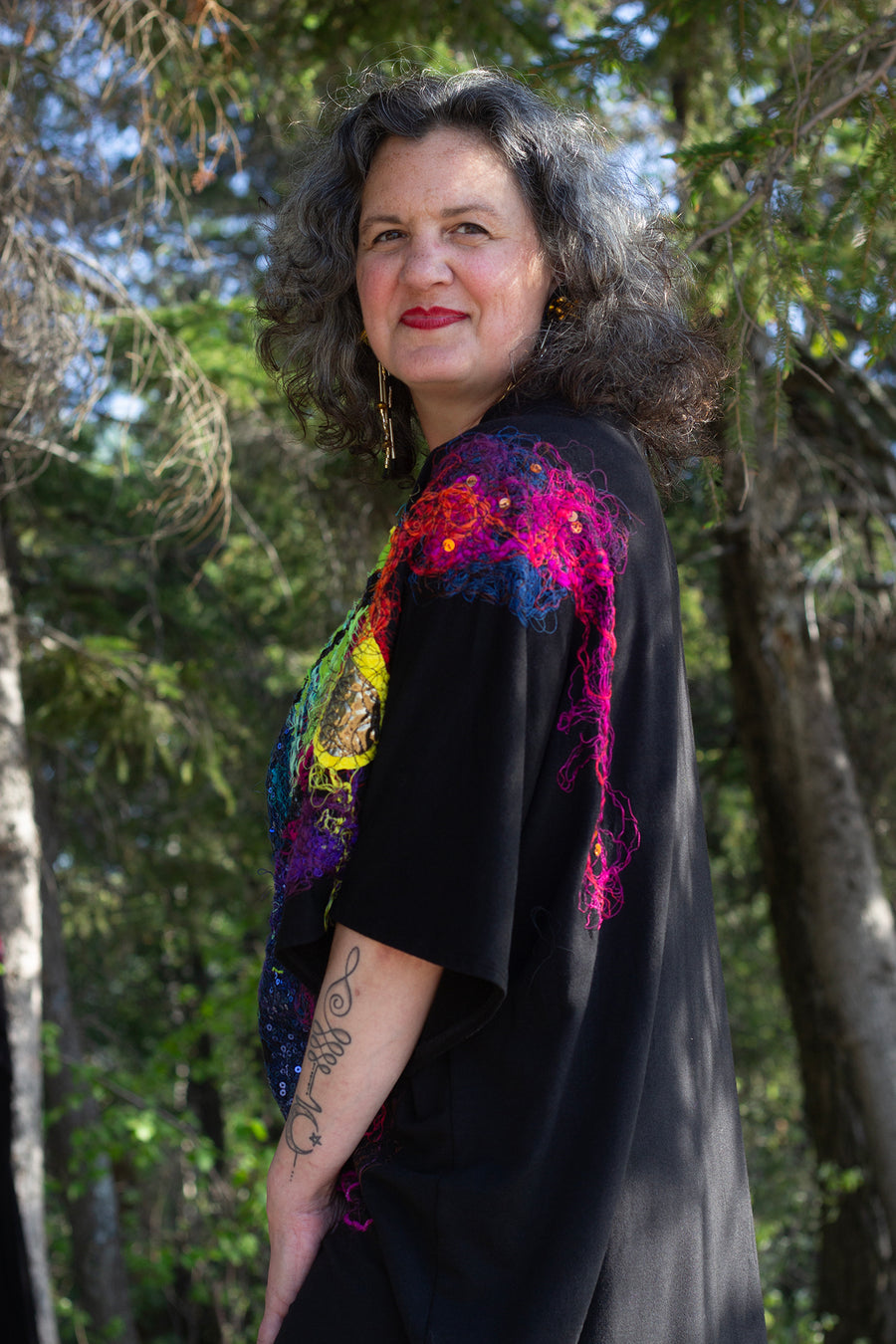 KIMONO EN BAMBOU NOIR AVEC GRANDE BRODERIE COLORÉE