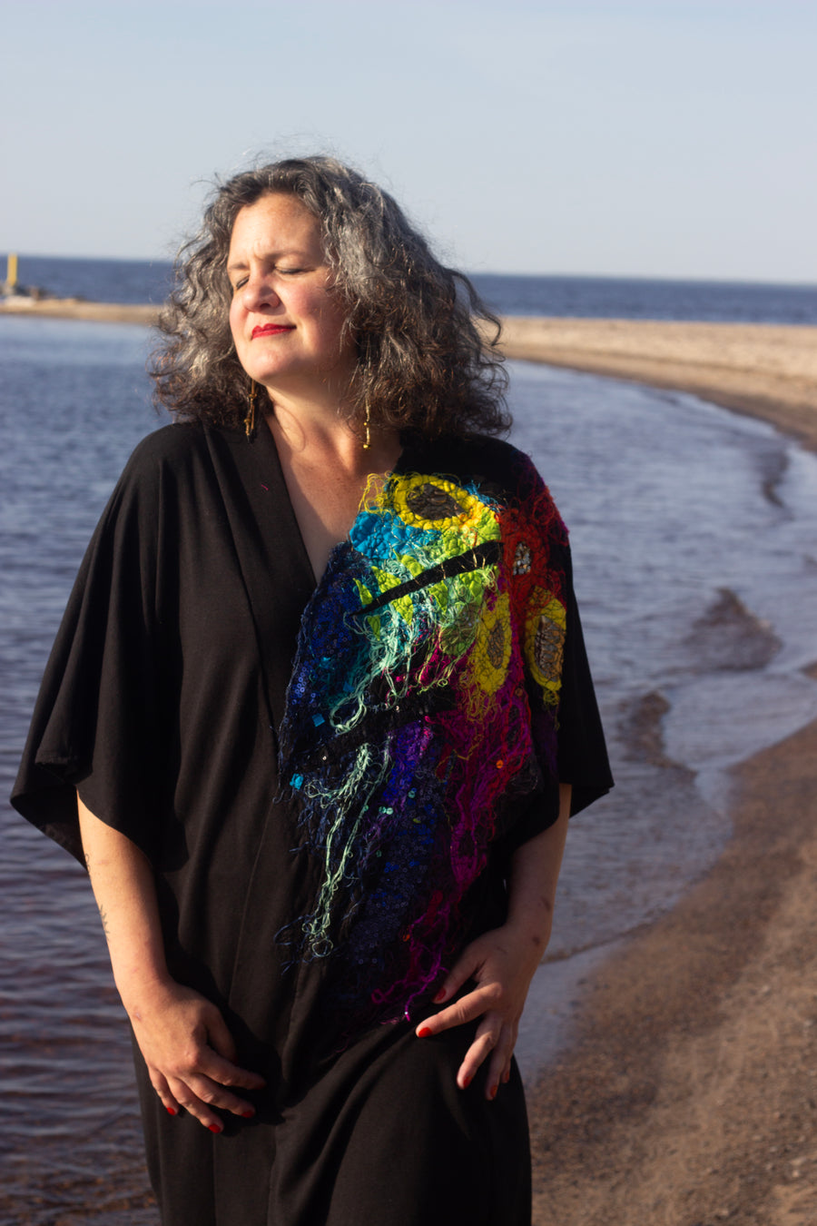 KIMONO EN BAMBOU NOIR AVEC GRANDE BRODERIE COLORÉE