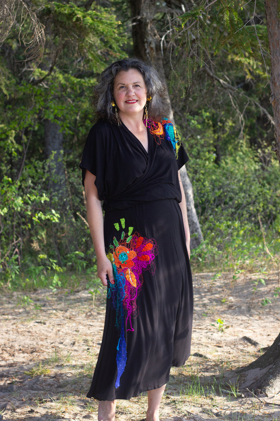 ROBE MAXI NOIRE AVEC DEUX BRODERIES COLORÉES