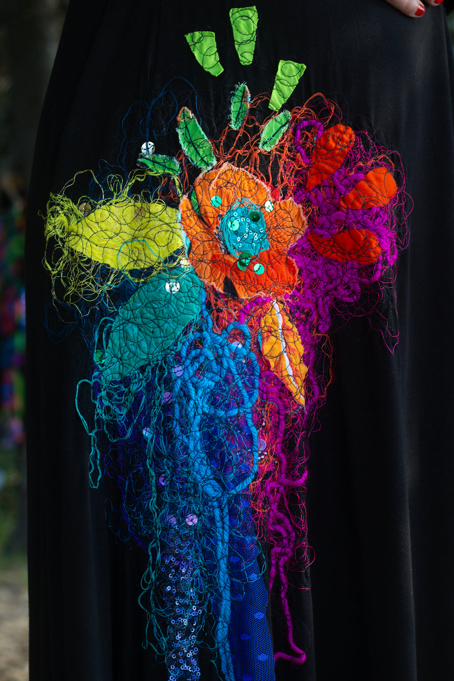 ROBE MAXI NOIRE AVEC DEUX BRODERIES COLORÉES