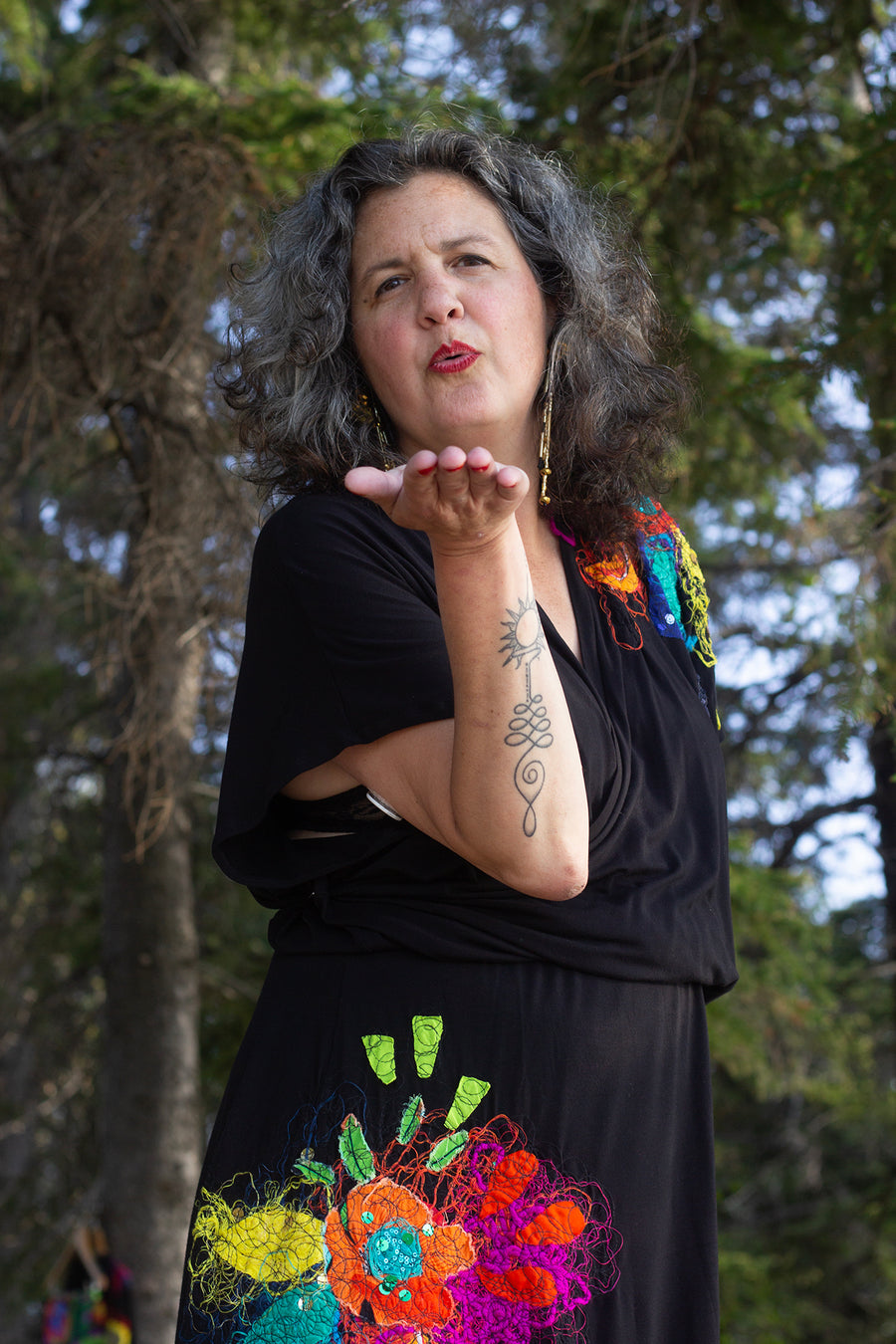 ROBE MAXI NOIRE AVEC DEUX BRODERIES COLORÉES