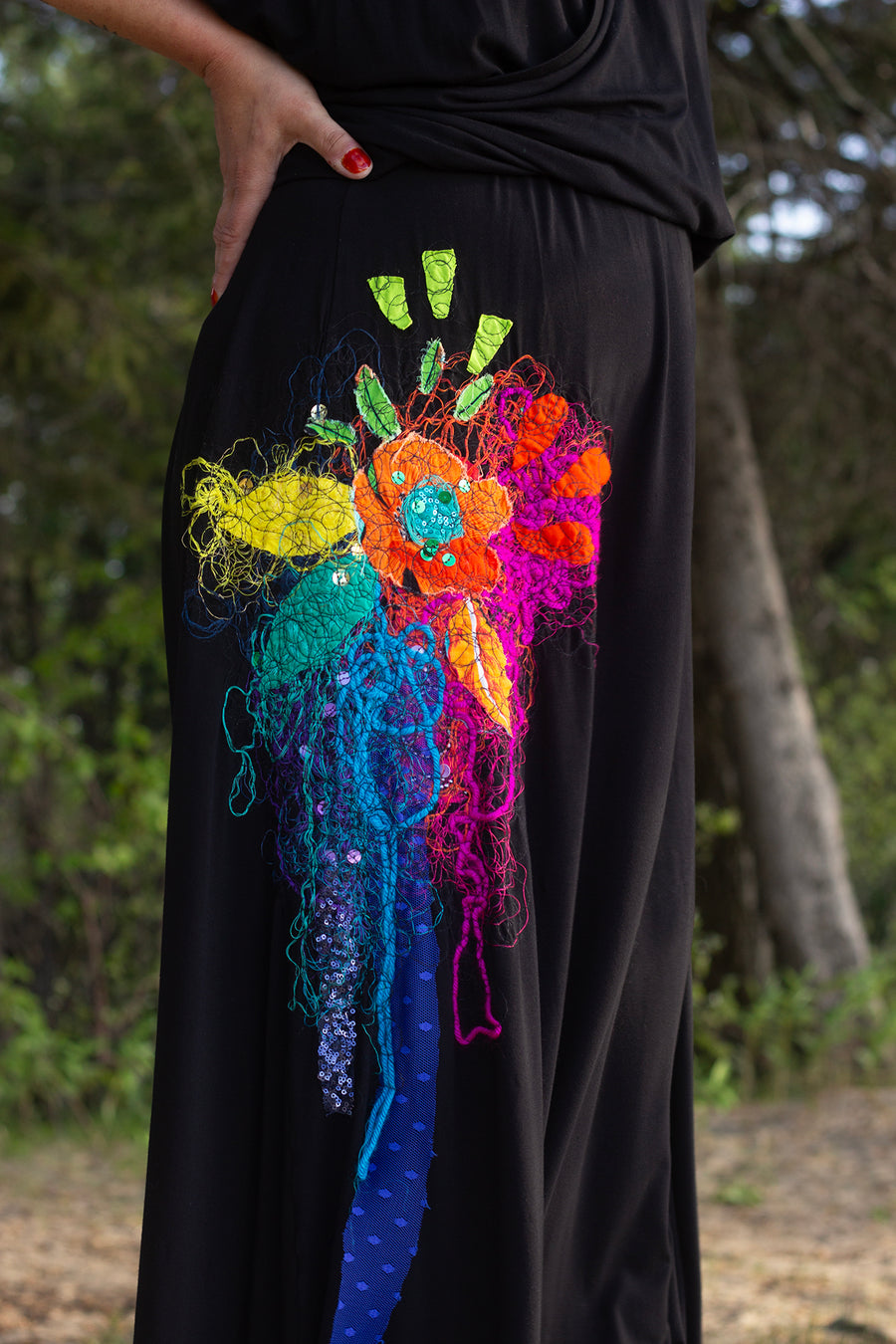 ROBE MAXI NOIRE AVEC DEUX BRODERIES COLORÉES