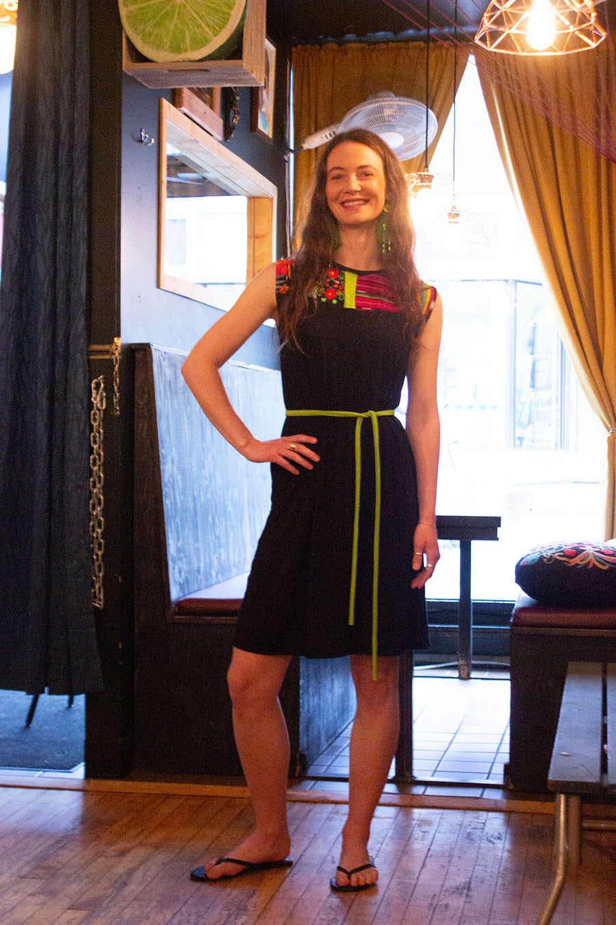 ROBE COURTE NOIRE EN A AVEC TISSUS MIXTES COLORÉS