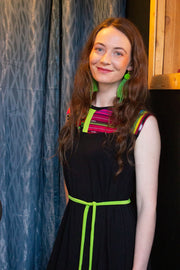 ROBE COURTE NOIRE EN A AVEC TISSUS MIXTES COLORÉS