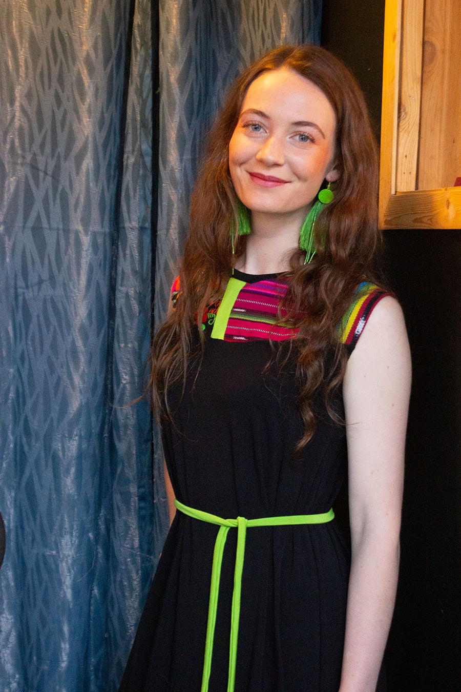 ROBE COURTE NOIRE EN A AVEC TISSUS MIXTES COLORÉS