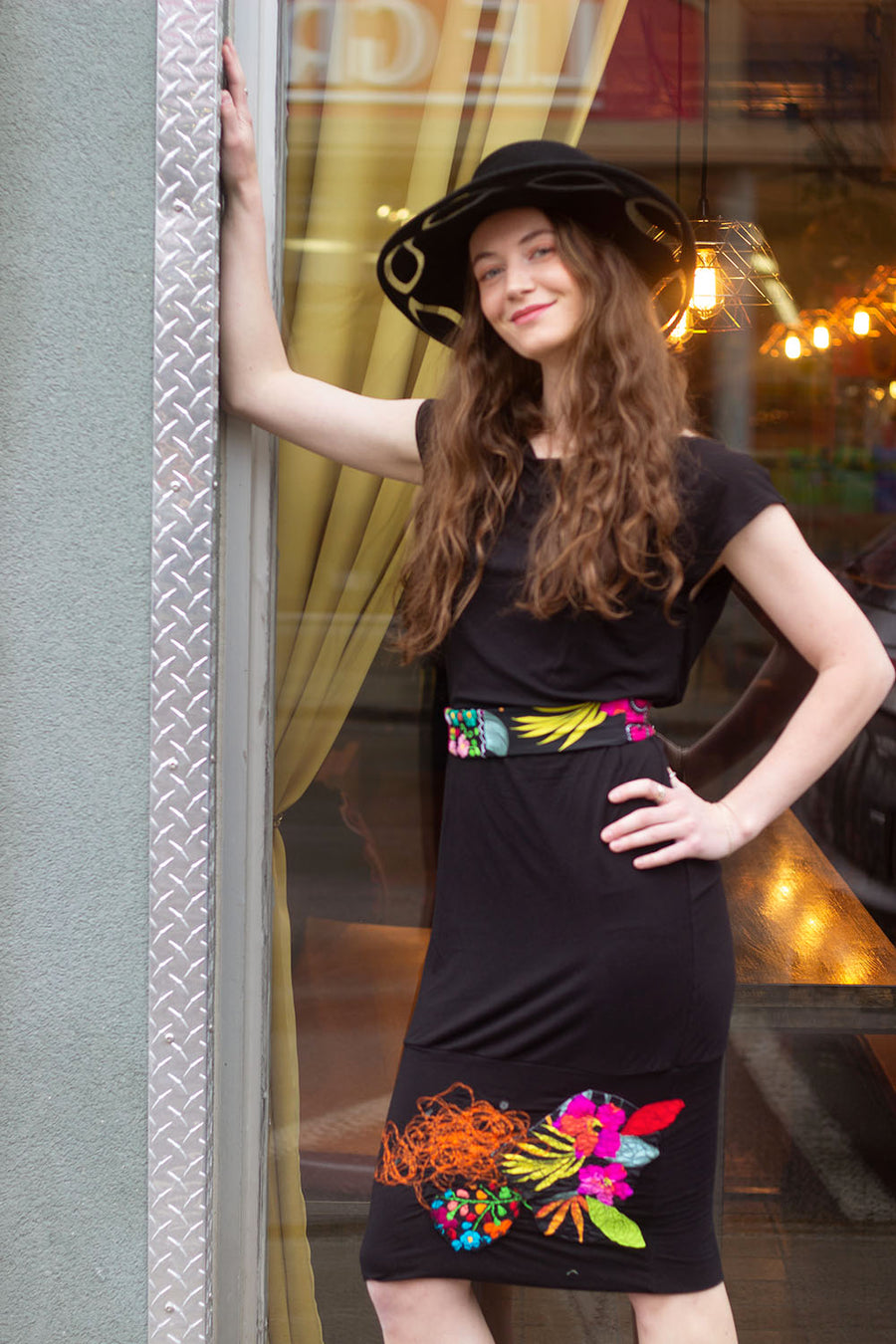 ROBE-TUNIQUE BRODÉE AUX HANCHES APPLIQUÉ FLEUR TROPICALE