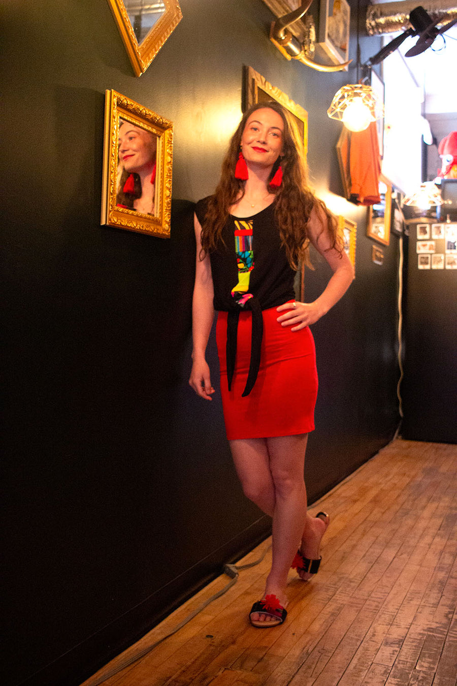 HAUT NOIR QUI S'ATACHE À LA TAILLE AVEC BANDE DE TISSUS MIXTES AU DEVANT