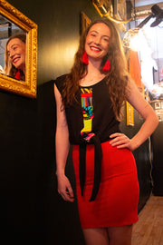 HAUT NOIR QUI S'ATACHE À LA TAILLE AVEC BANDE DE TISSUS MIXTES AU DEVANT