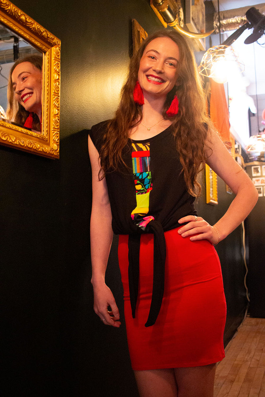 HAUT NOIR QUI S'ATACHE À LA TAILLE AVEC BANDE DE TISSUS MIXTES AU DEVANT