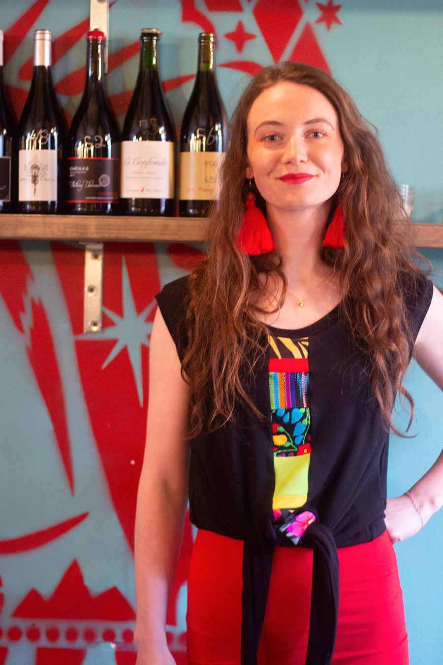 HAUT NOIR QUI S'ATACHE À LA TAILLE AVEC BANDE DE TISSUS MIXTES AU DEVANT