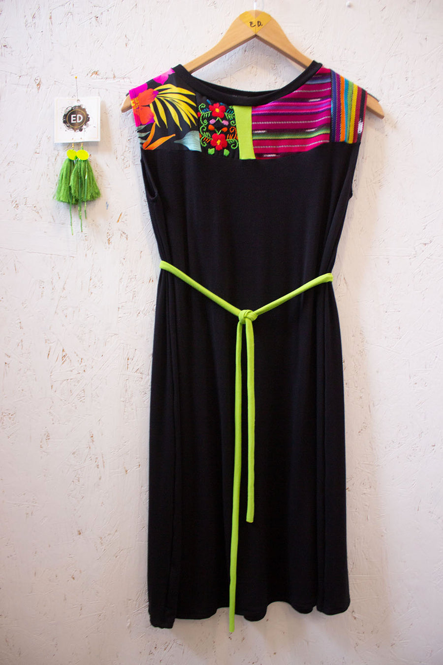 ROBE COURTE NOIRE EN A AVEC TISSUS MIXTES COLORÉS