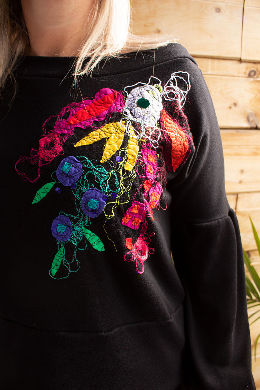 CHANDAIL NOIR BRODÉ BANCHE BOUFFANTE