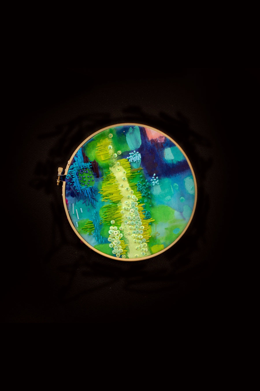 OEUVRE BRODÉE VERTE ET BLEU