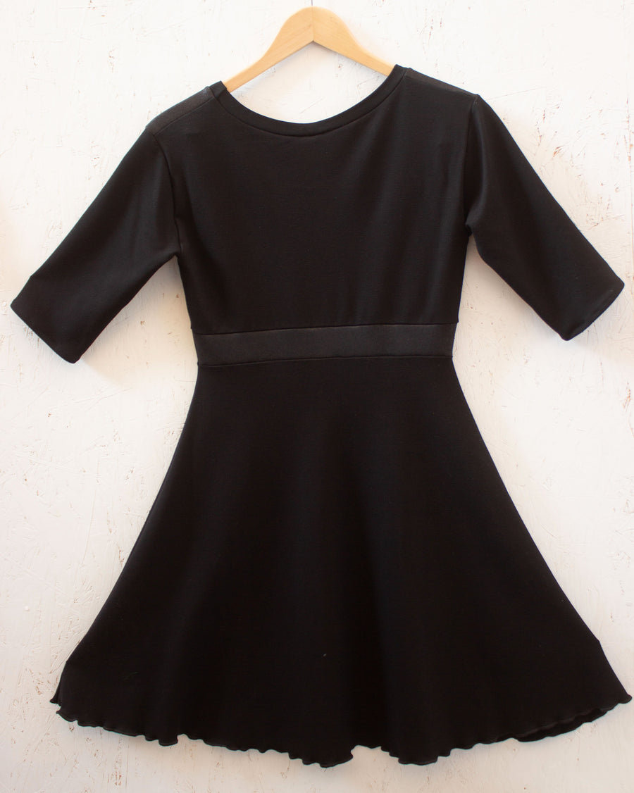 ROBE NOIRE AUX BRODERIES SYMÉTRIQUES