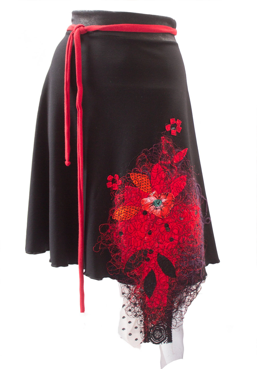 JUPE RONDE NOIRE AUX BRODERIES ROUGES
