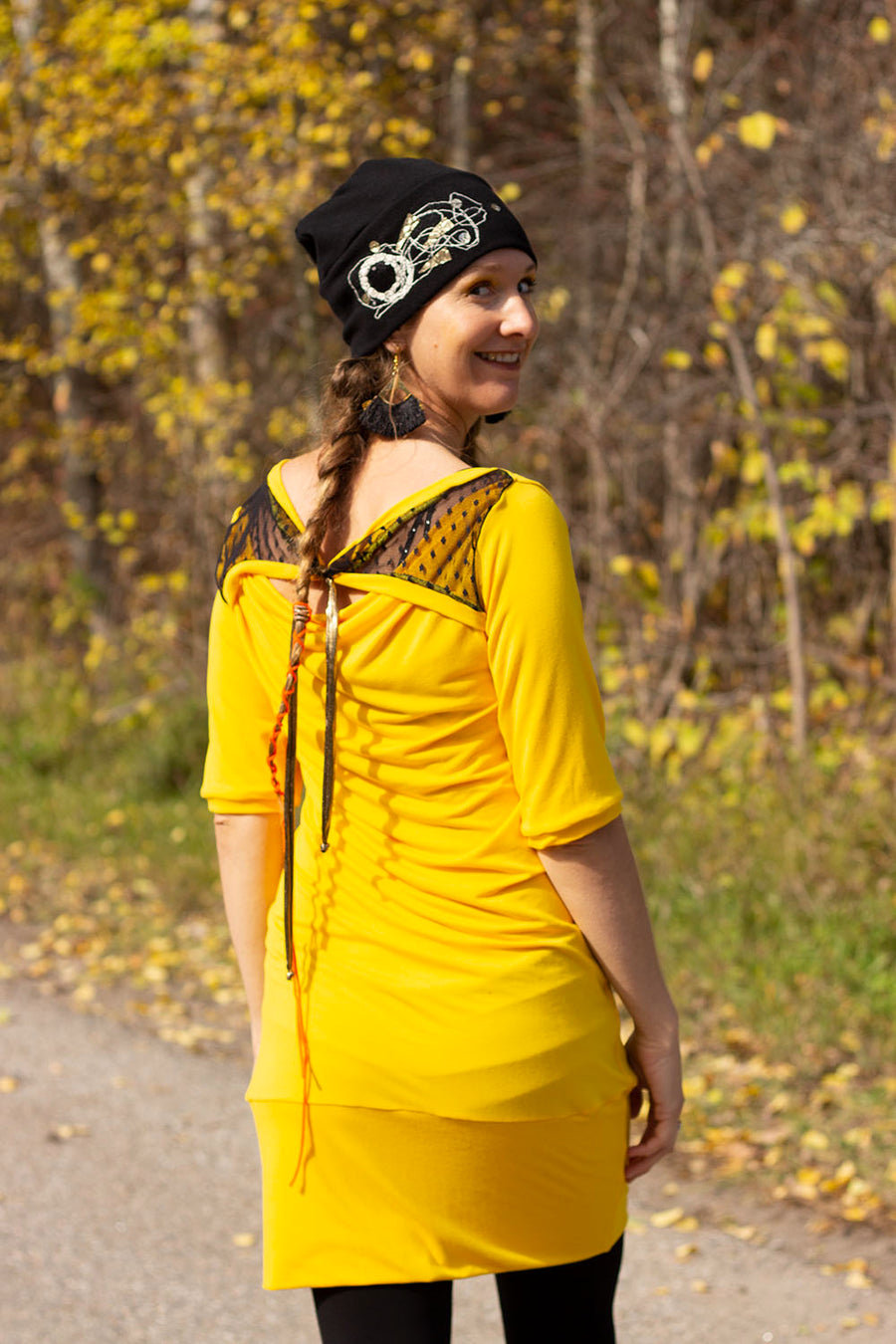 TUQUE BRODÉE NOIRE BLANC ET DORÉ