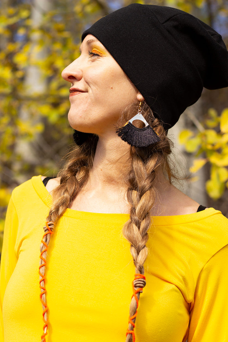 TUQUE BRODÉE NOIRE BLANC ET DORÉ