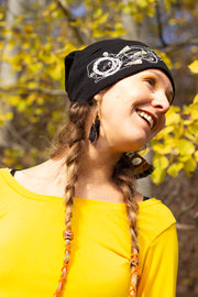 TUQUE BRODÉE NOIRE BLANC ET DORÉ