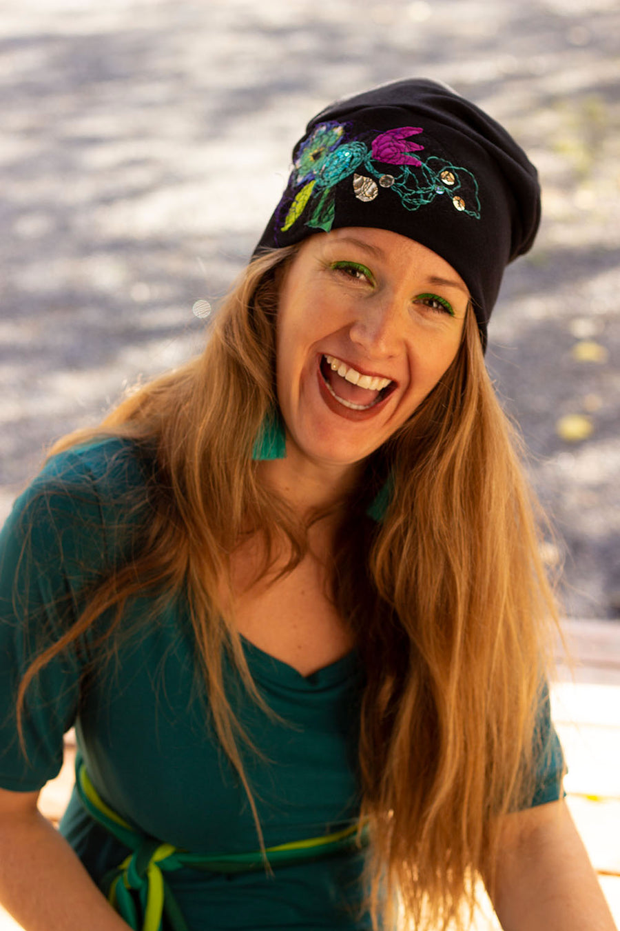 TUQUE BRODÉE NOIRE TURQUOISE ET MAUVE