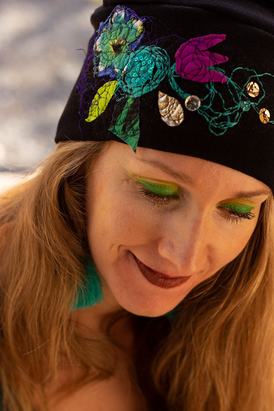 TUQUE BRODÉE NOIRE TURQUOISE ET MAUVE