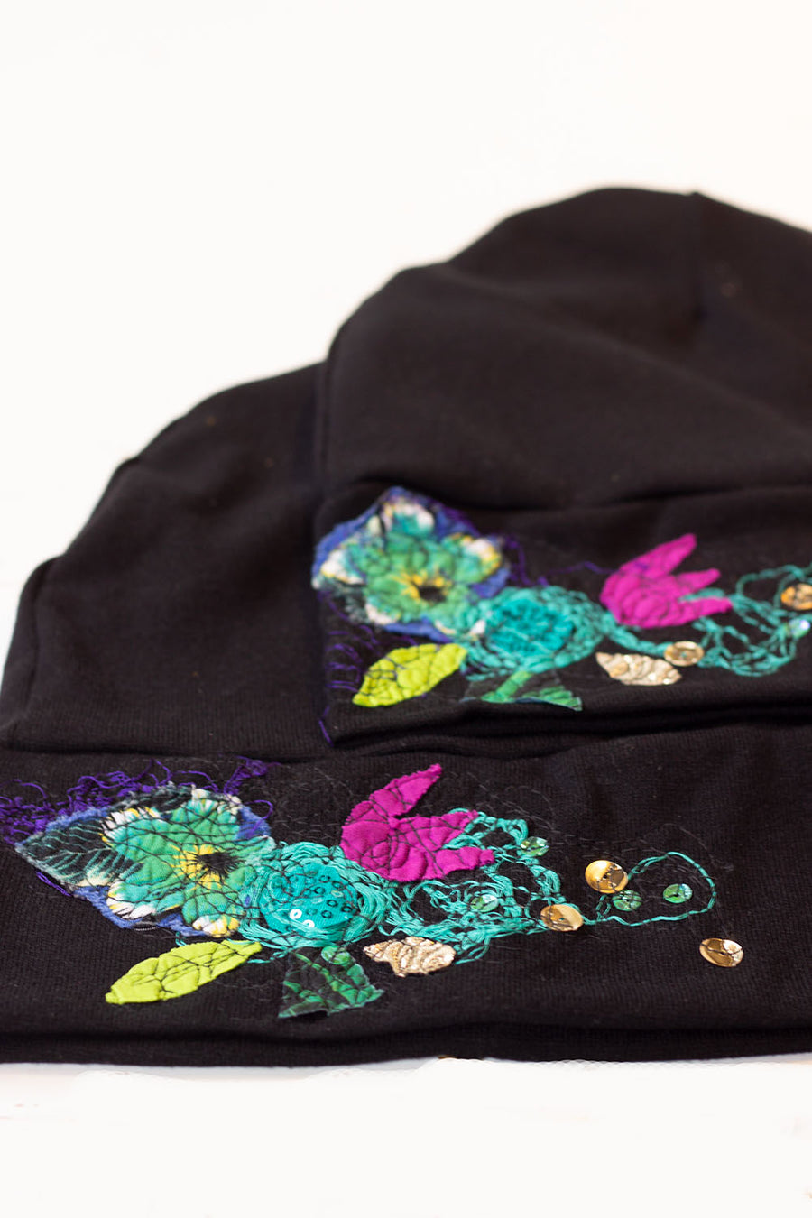 TUQUE BRODÉE NOIRE TURQUOISE ET MAUVE