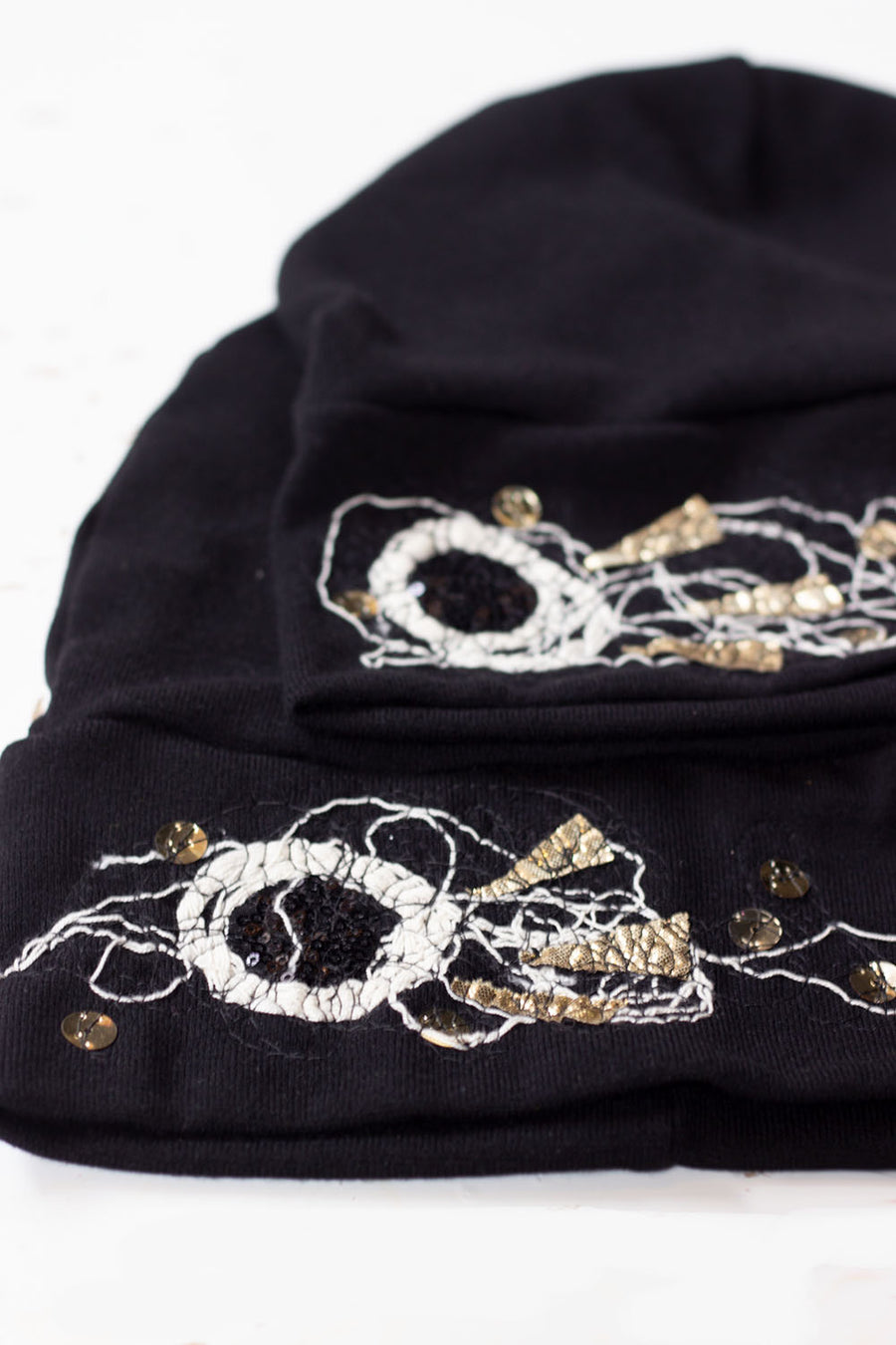 TUQUE BRODÉE NOIRE BLANC ET DORÉ