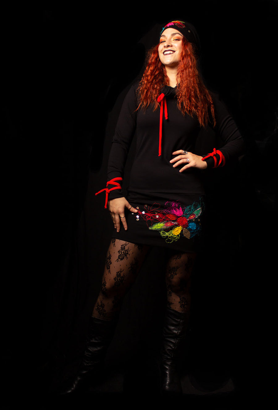 TUQUE BRODÉE NOIRE ET ROUGE