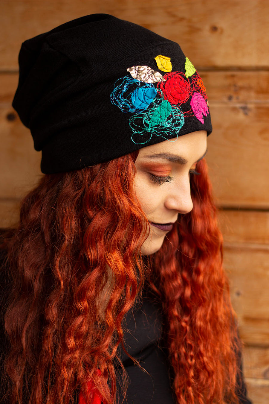 TUQUE BRODÉE NOIRE ET ROUGE