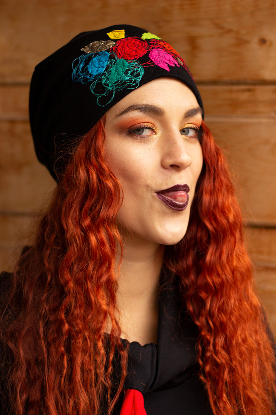 TUQUE BRODÉE NOIRE ET ROUGE