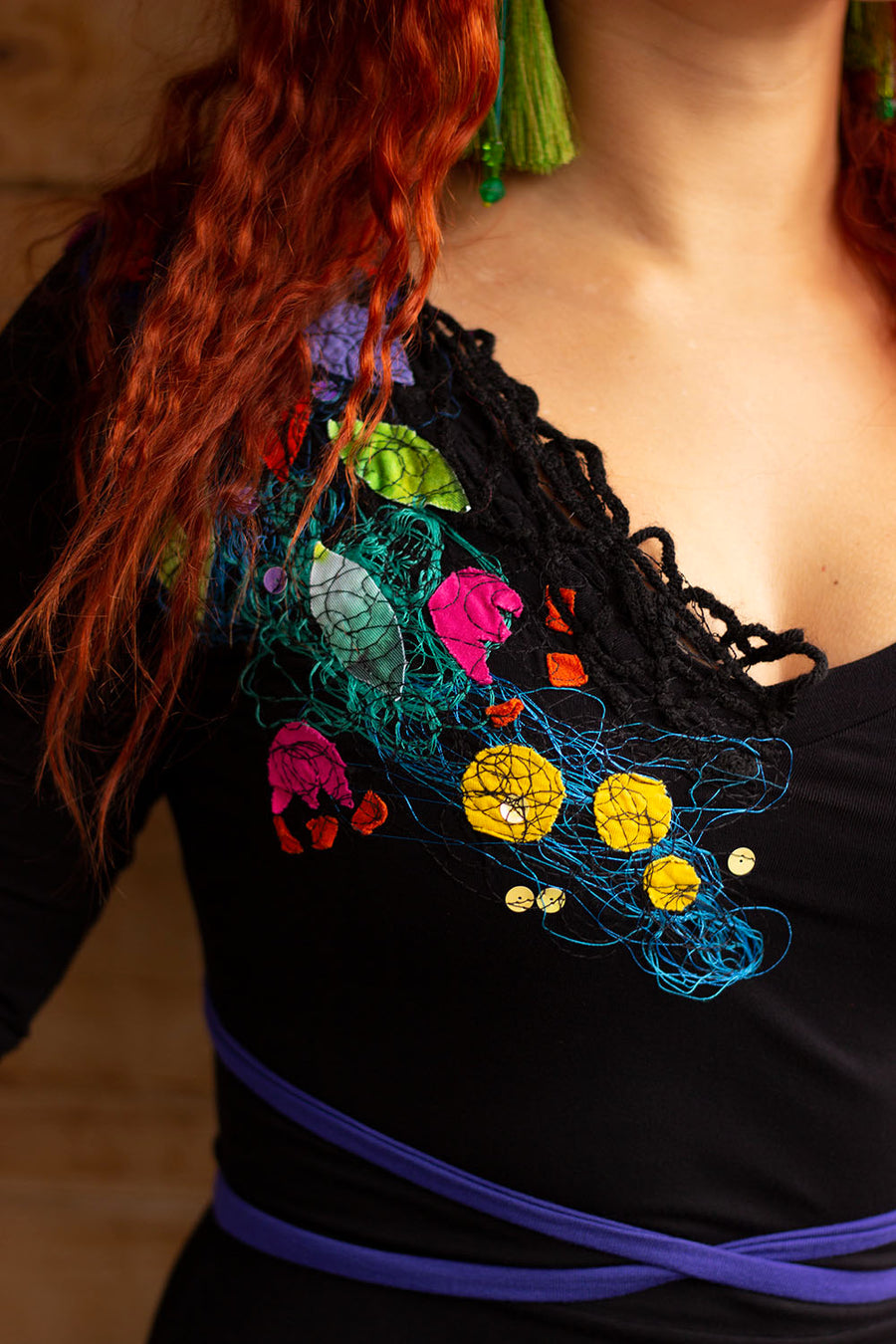 ROBE NOIRE APPLIQUÉS ORANGÉS