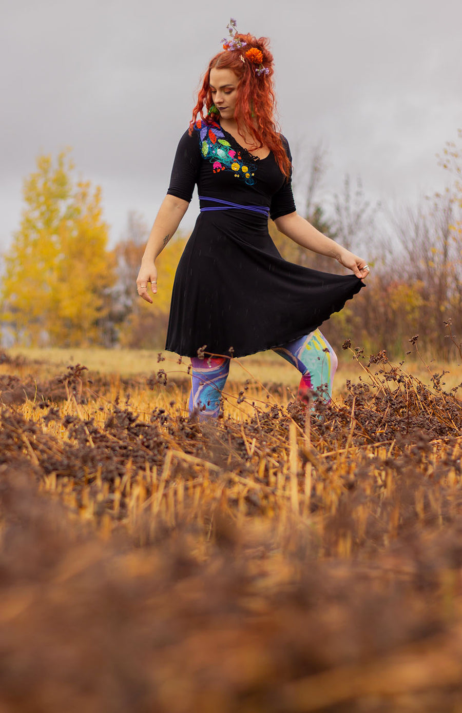 ROBE NOIRE APPLIQUÉS ORANGÉS