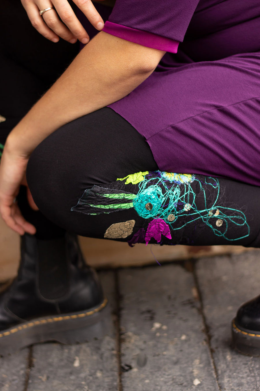 LEGGING NOIR FLEURS BRODÉES TURQUOISE-MAUVE-VERT